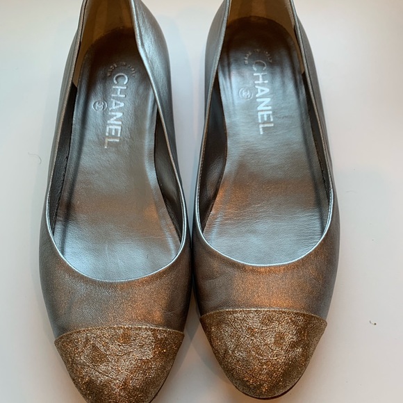 SOLD Chanel Silver with gold accent flats - Picture 2 of 6